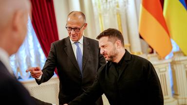 Wolodymyr Selenskyj, Präsident der Ukraine, und Bundeskanzler Friedrich Merz (l, CDU) bei einem Empfang im Präsidentenpalast.