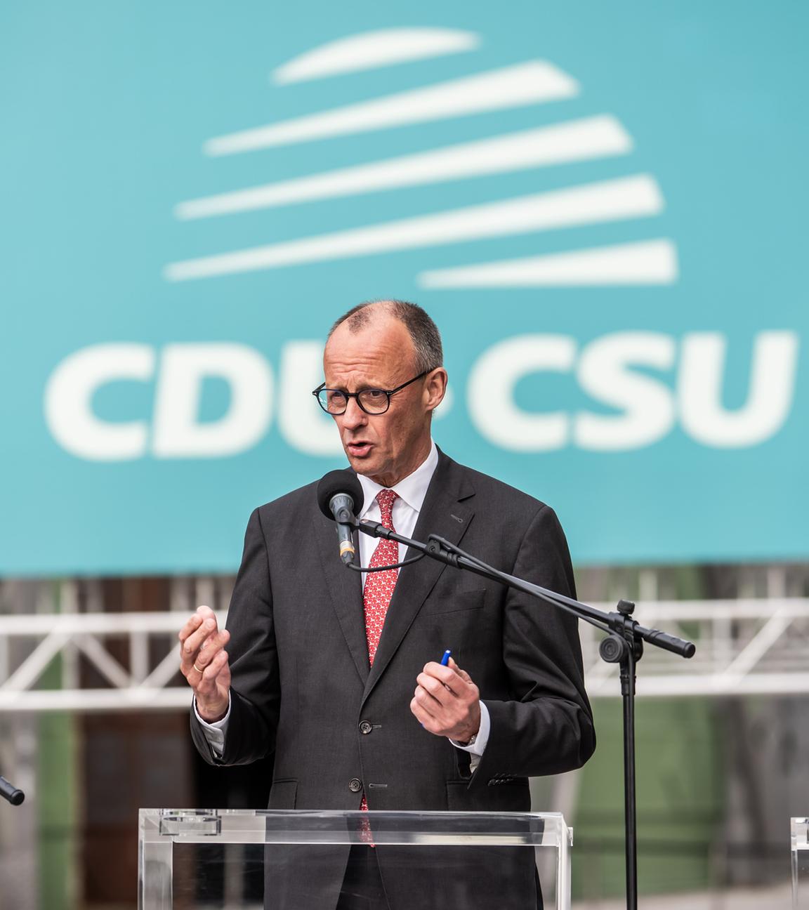 Bundeskanzler Friedrich Merz (M, CDU) steht zwischen Jens Spahn (r, CDU), CDU/CSU-Fraktionsvorsitzender im Bundestag, und Alexander Hoffmann, CSU-Landesgruppenvorsitzender im Bundestag, beim Pressestatement während der zweitägigen Klausur des Vorstands der CDU/CSU-Bundestagsfraktion. 