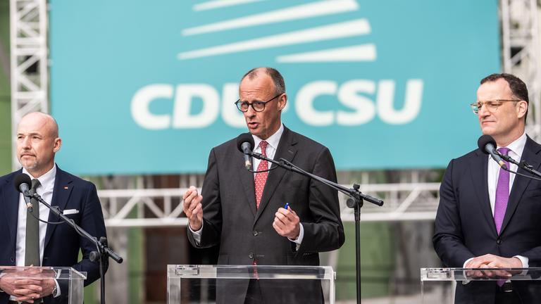 Bundeskanzler Friedrich Merz (M, CDU) steht zwischen Jens Spahn (r, CDU), CDU/CSU-Fraktionsvorsitzender im Bundestag, und Alexander Hoffmann, CSU-Landesgruppenvorsitzender im Bundestag, beim Pressestatement während der zweitägigen Klausur des Vorstands der CDU/CSU-Bundestagsfraktion. 