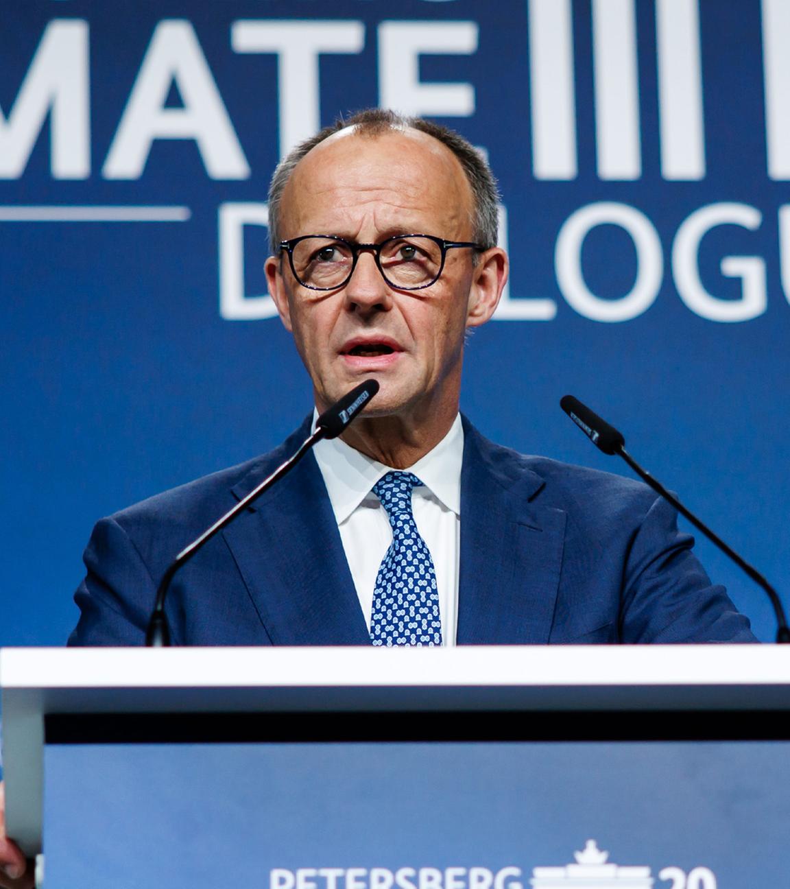 Der deutsche Bundeskanzler Friedrich Merz hält während des Petersberger Klimadialogs in Berlin am 22.04.2026 eine Rede.