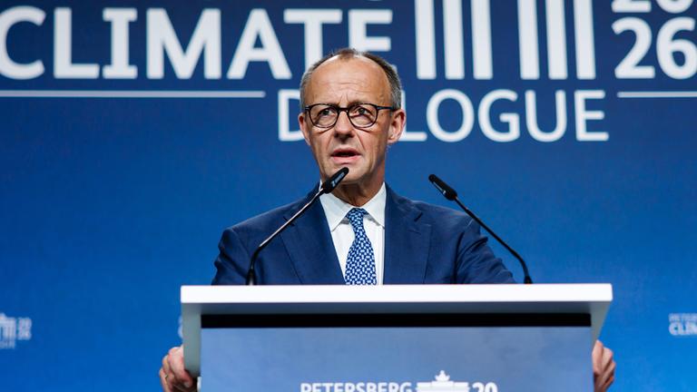 Der deutsche Bundeskanzler Friedrich Merz hält während des Petersberger Klimadialogs in Berlin am 22.04.2026 eine Rede.