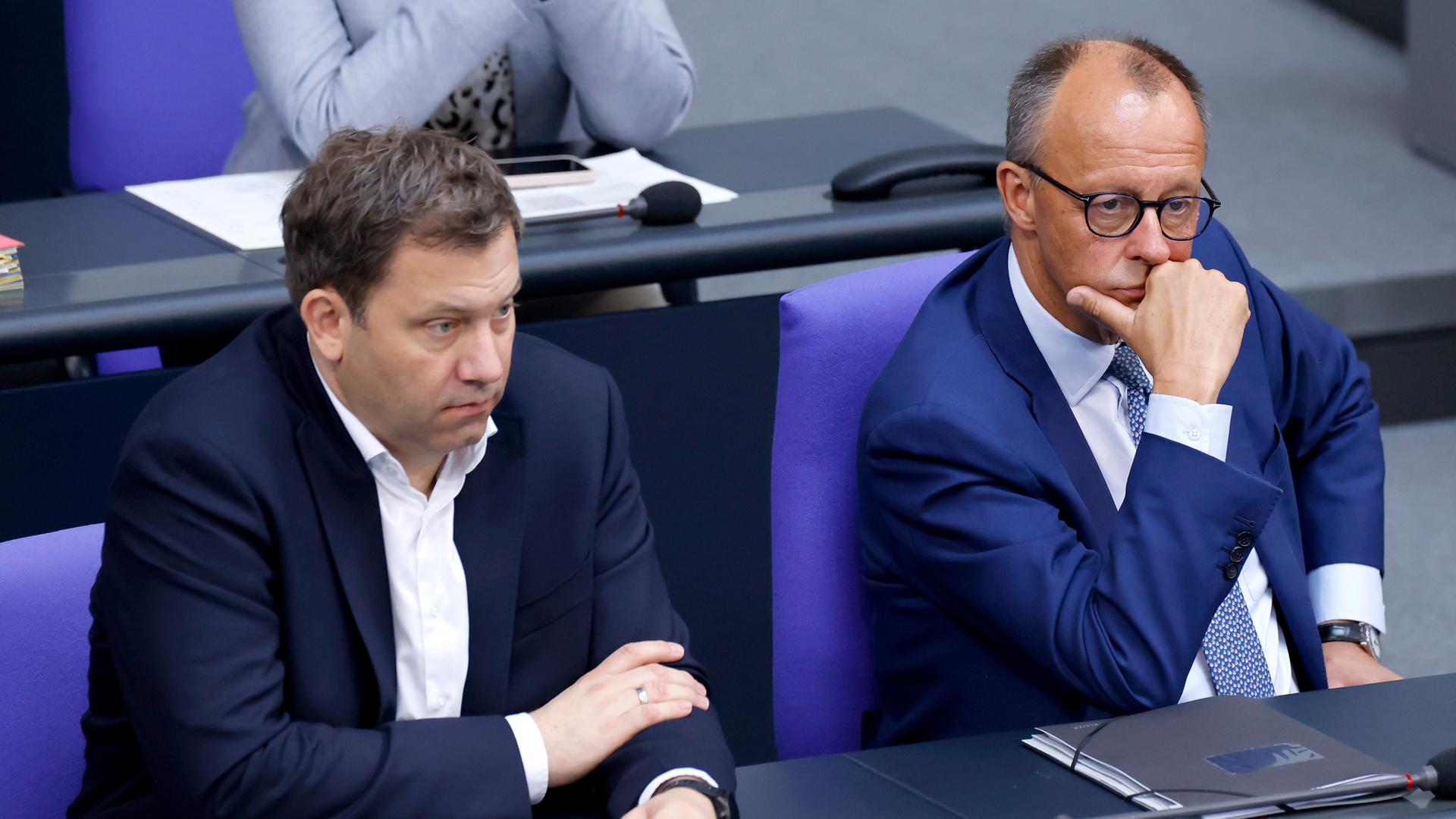 Bundesfinanzminister Lars Klingbeil (SPD) und Bundeskanzler Friedrich Merz (CDU) in der 19. Sitzung des 21. Deutschen Bundestages im Reichstagsgebäude. Berlin am 11.07.2025