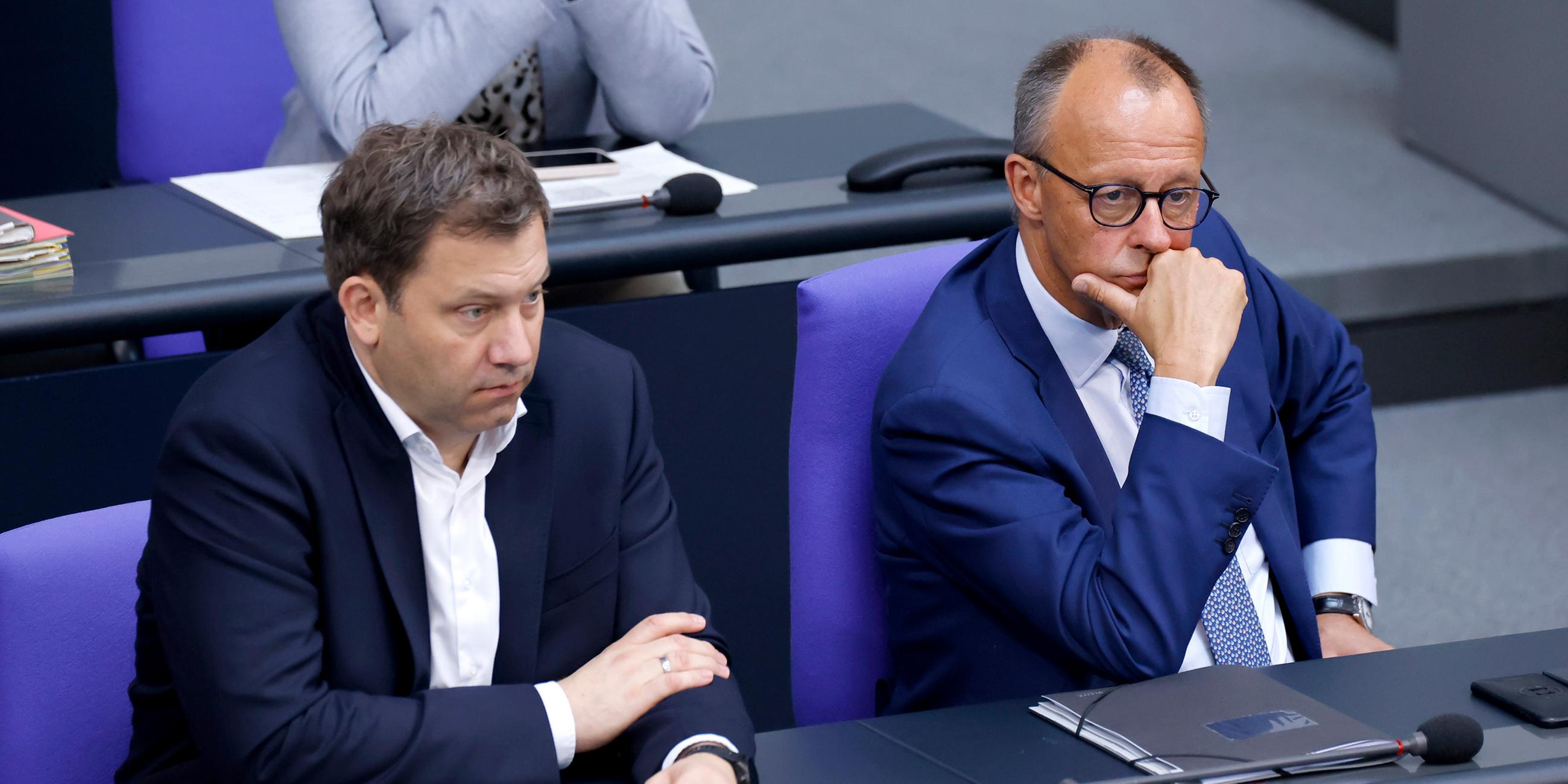 Bundesfinanzminister Lars Klingbeil (SPD) und Bundeskanzler Friedrich Merz (CDU) in der 19. Sitzung des 21. Deutschen Bundestages im Reichstagsgebäude. Berlin am 11.07.2025