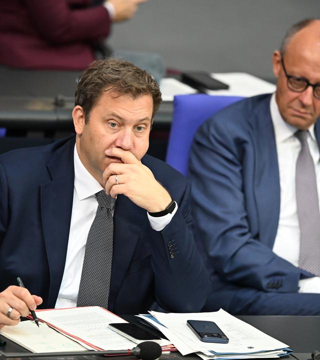 Archiv: Bundeskanzler Friedrich Merz (CDU, r) und Lars Klingbeil (SPD, l), Bundesminister der Finanzen, Vizekanzler und SPD-Bundesvorsitzender, nehmen an einer Sitzung des Bundestags zur Steuerpolitik teil. 
