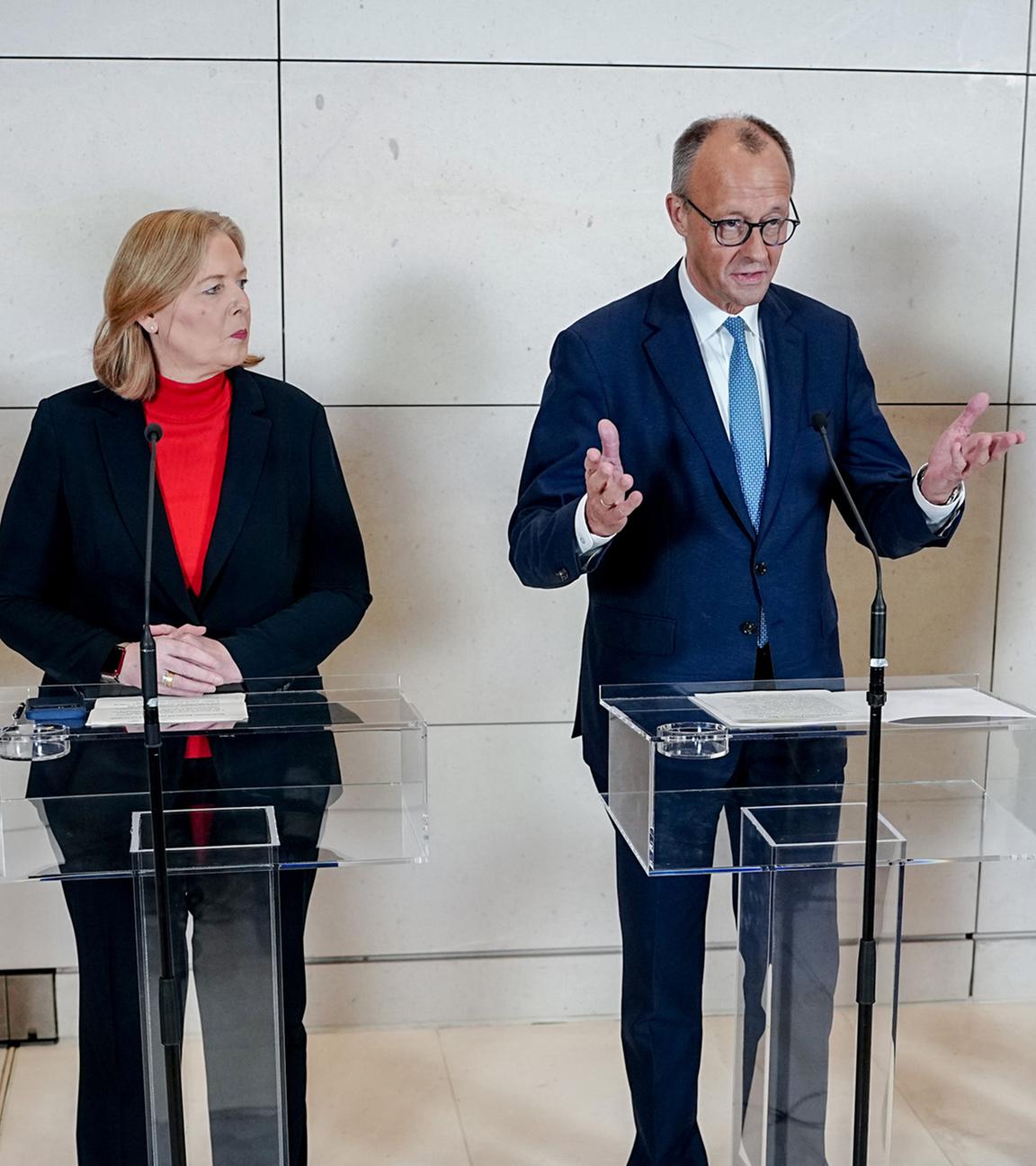 Markus Söder (CSU), Friedrich Merz (CDU), Bärbel Bas (SPD) und Lars Klingbeil (SPD) sprechen am Rande des Koalitionsausschusses gemeinsam auf einer Pressekonferenz.