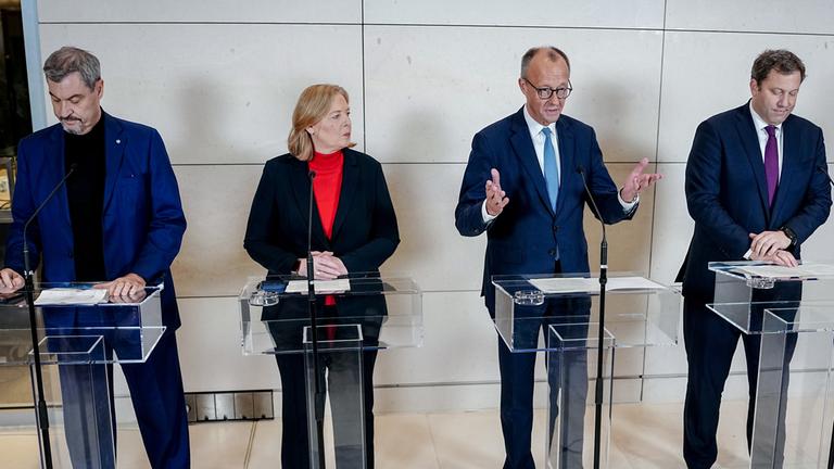 Markus Söder (CSU), Friedrich Merz (CDU), Bärbel Bas (SPD) und Lars Klingbeil (SPD) sprechen am Rande des Koalitionsausschusses gemeinsam auf einer Pressekonferenz.