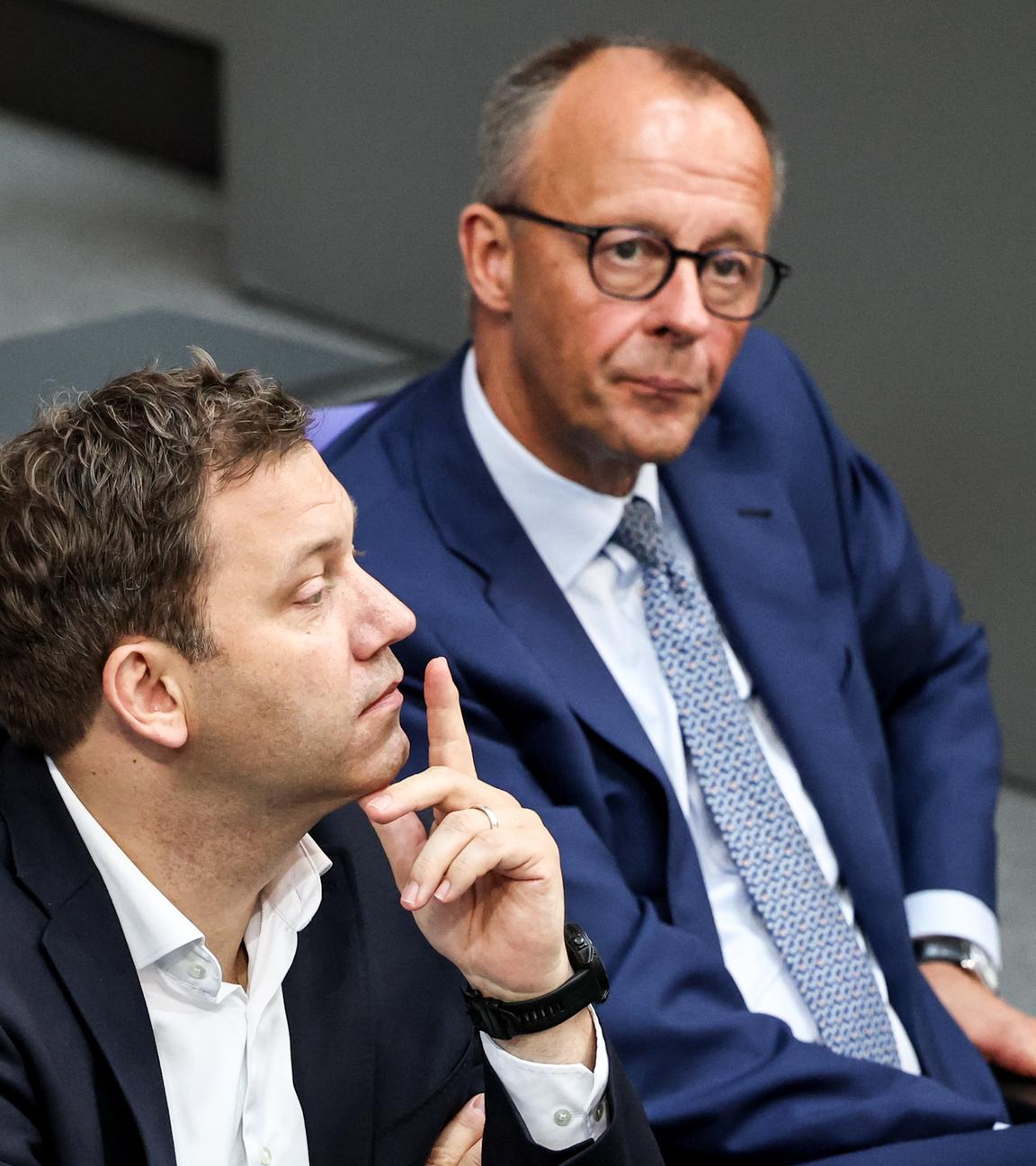 Bundeskanzler Friedrich Merz (R) und Bundesfinanzminister Lars Klingbeil nehmen am 11. Juli 2025 an einer Plenarsitzung des Deutschen Bundestages in Berlin teil. 