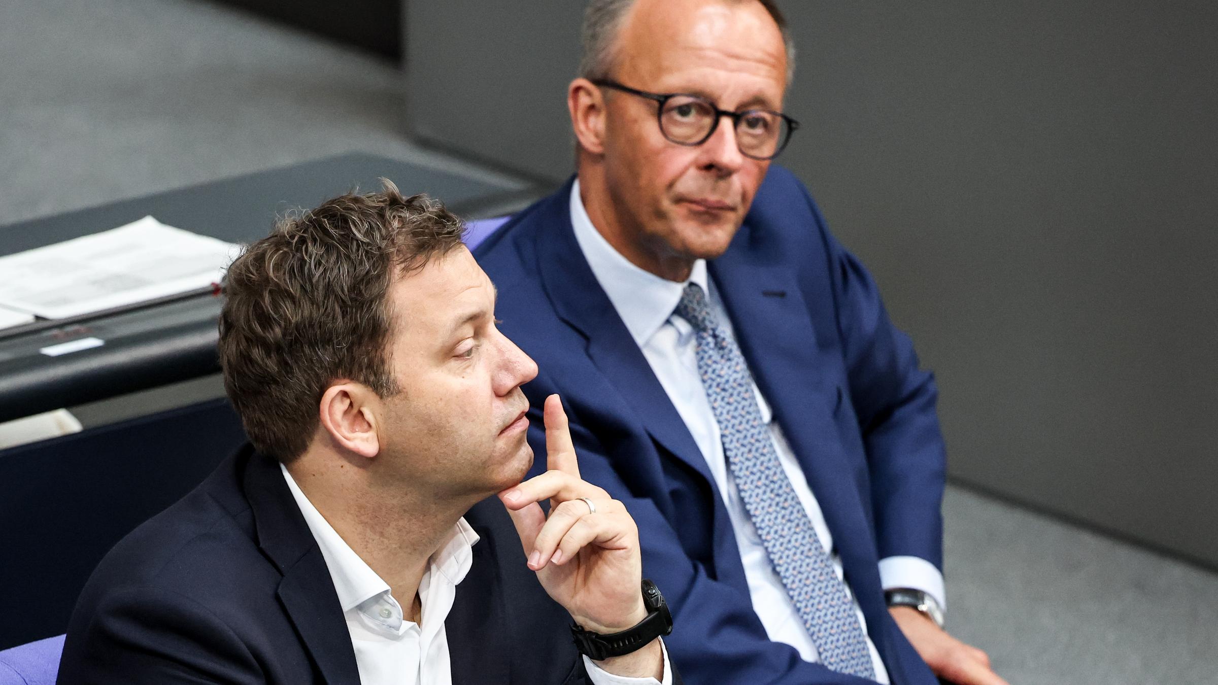 Bundeskanzler Friedrich Merz (R) und Bundesfinanzminister Lars Klingbeil nehmen am 11. Juli 2025 an einer Plenarsitzung des Deutschen Bundestages in Berlin teil. 