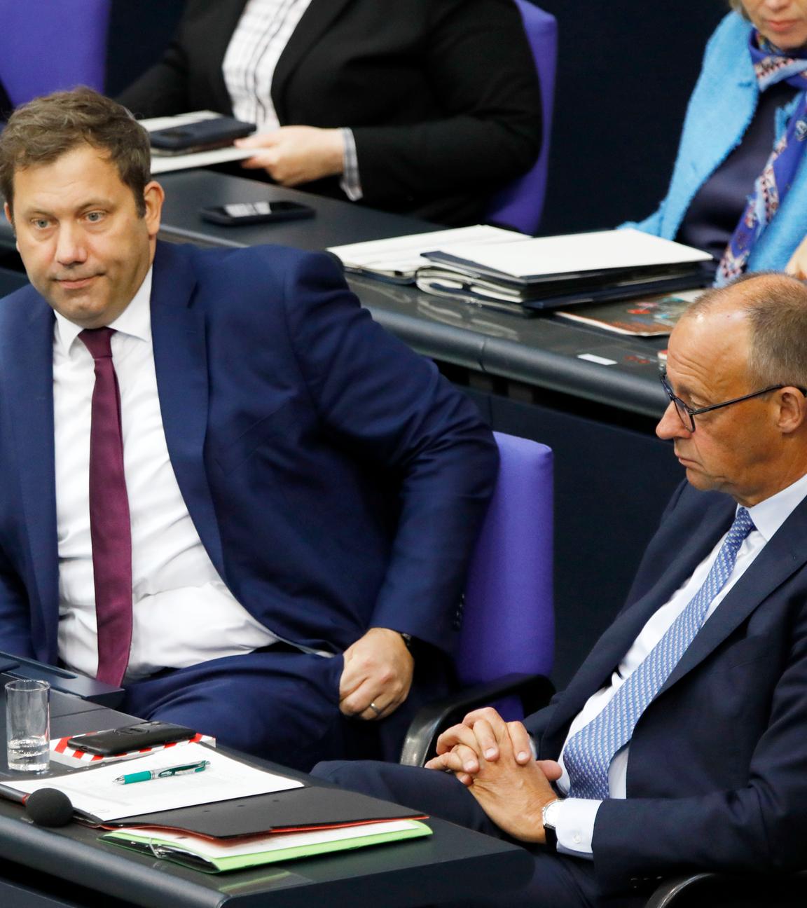 Lars Klingbeil und Friedrich Merz in der 26. Sitzung des 21. Deutschen Bundestages im Reichstagsgebäude.