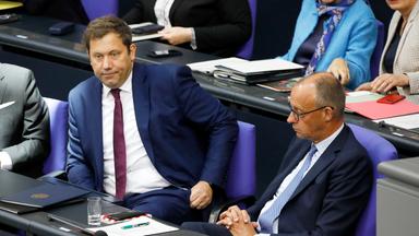 Lars Klingbeil und Friedrich Merz in der 26. Sitzung des 21. Deutschen Bundestages im Reichstagsgebäude.