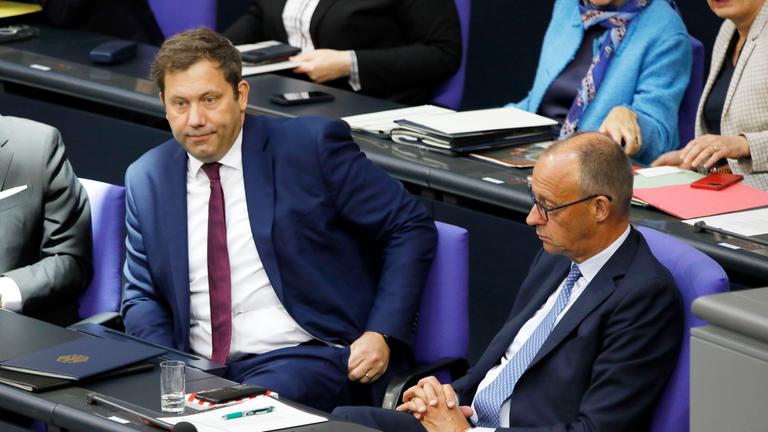 Lars Klingbeil und Friedrich Merz in der 26. Sitzung des 21. Deutschen Bundestages im Reichstagsgebäude.