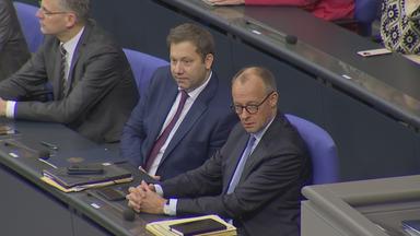 Bundeskanzler merz und SPD-Chef Klingbeil im Bundestag