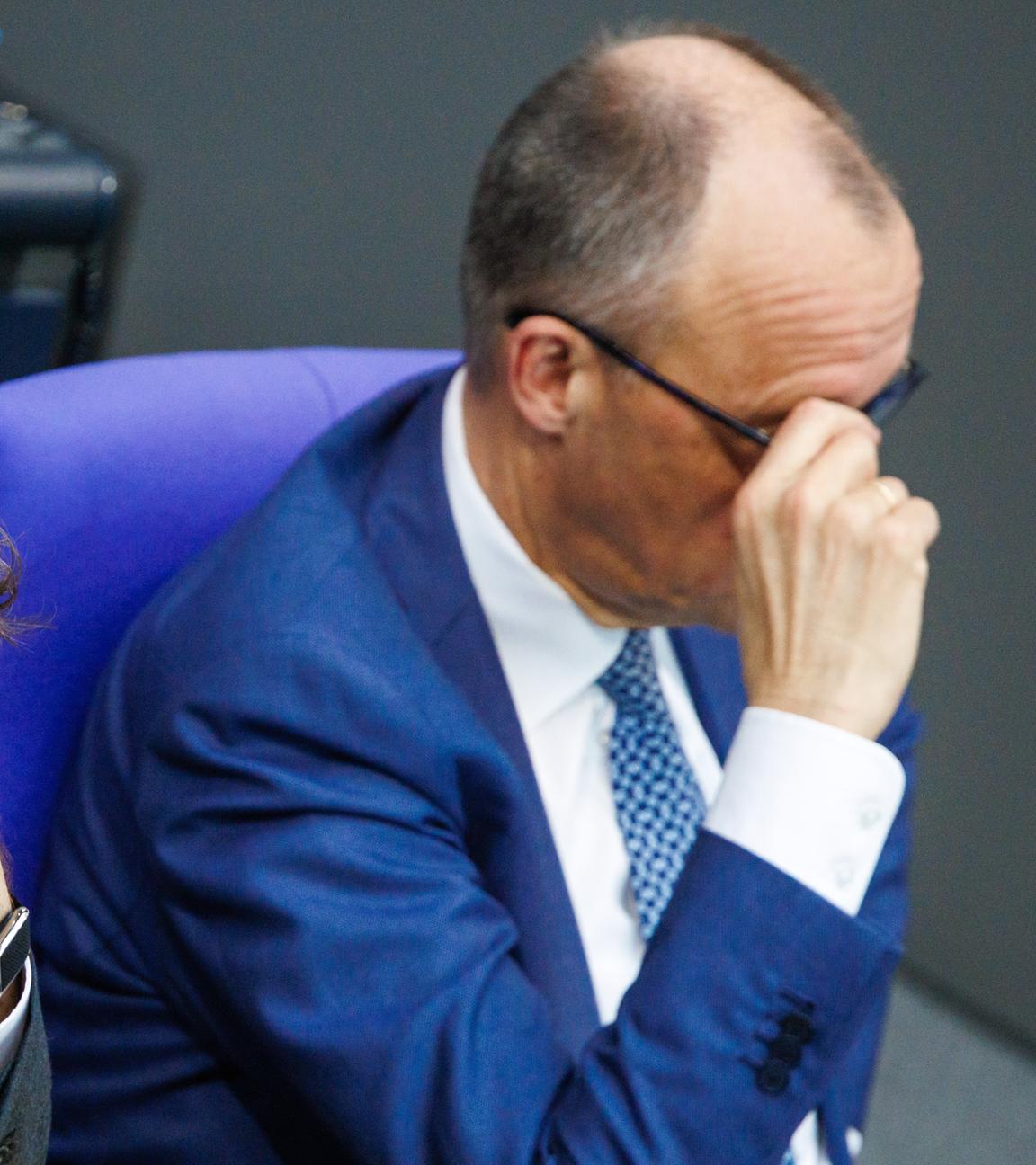 Finanzminister Lars Klingbeil (links) und Bundeskanzler Friedrich Merz am 18. April 2026 im deutschen Bundestag.