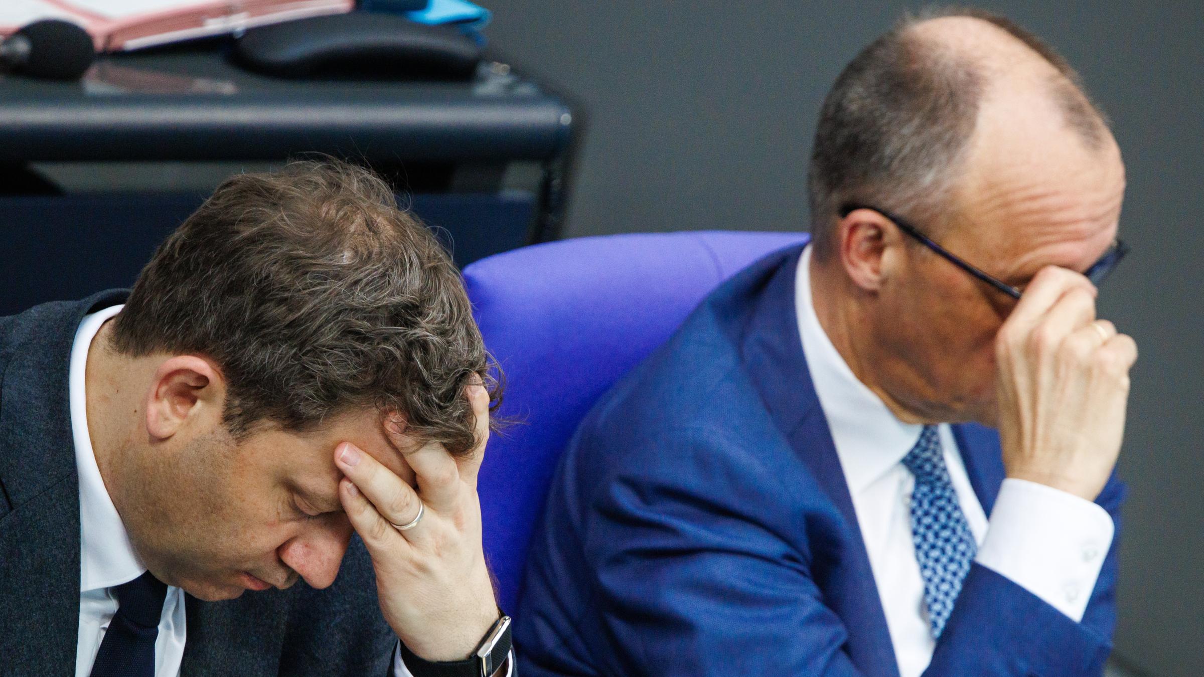 Finanzminister Lars Klingbeil (links) und Bundeskanzler Friedrich Merz am 18. April 2026 im deutschen Bundestag.