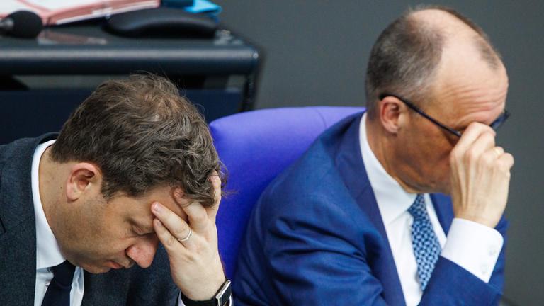 Finanzminister Lars Klingbeil (links) und Bundeskanzler Friedrich Merz am 18. April 2026 im deutschen Bundestag.