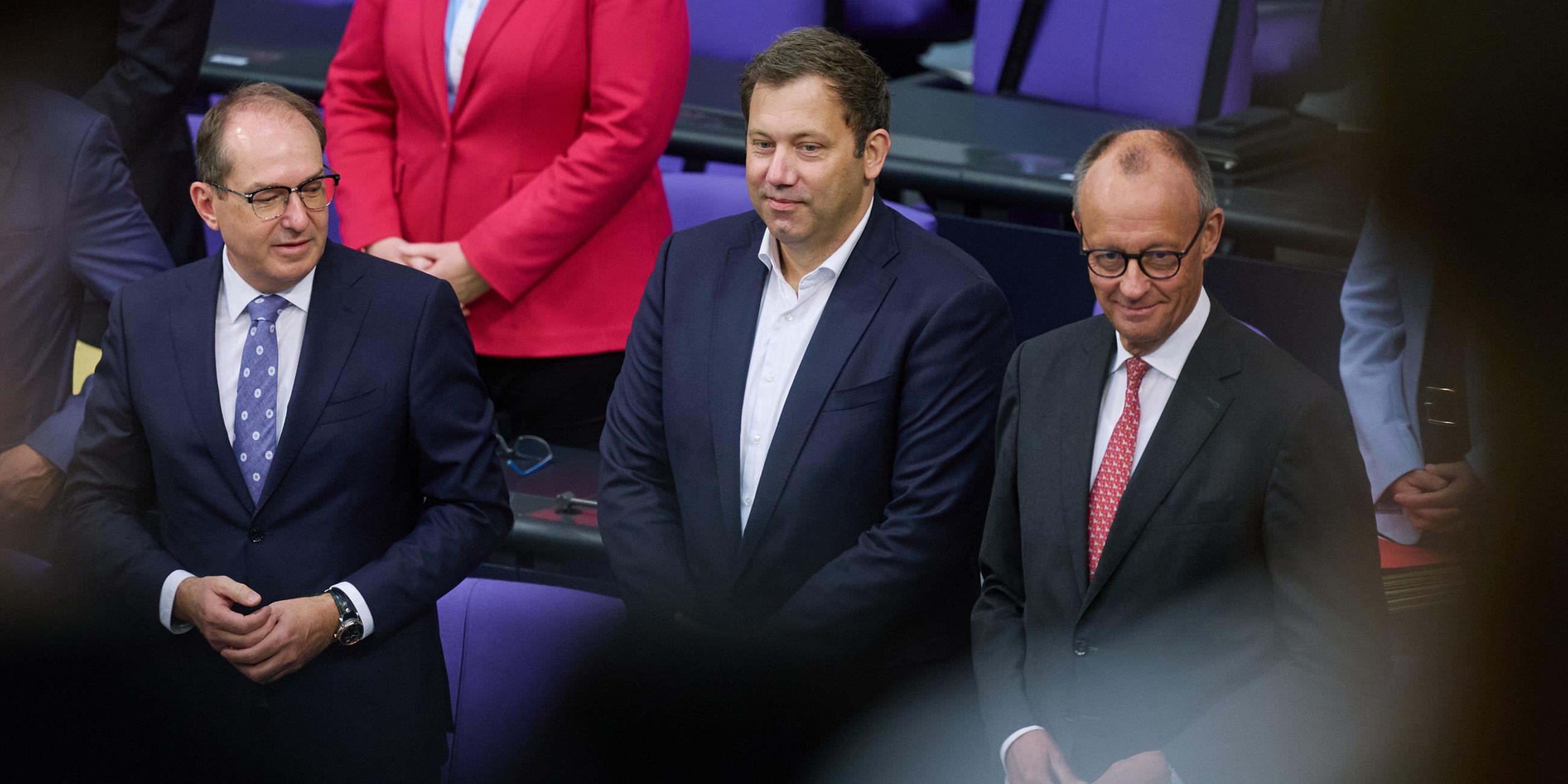Bundesinnenminister Alexander Dobrindt (CSU), Bundesarbeitsministerin Bärbel Bas (SPD), Bundesfinanzminister Lars Klingbeil und Bundeskanzler Friedrich Merz (CDU) bei der Bundestagssitzung zur Haushaltdebatte 2025 am 17. September in Berlin.