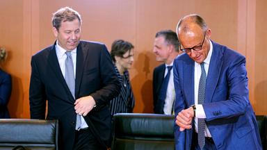 Bundeskanzler Friedrich Merz nimmt neben Finanzminister Lars Klingbeil an der Sitzung des Bundeskabinetts teil.