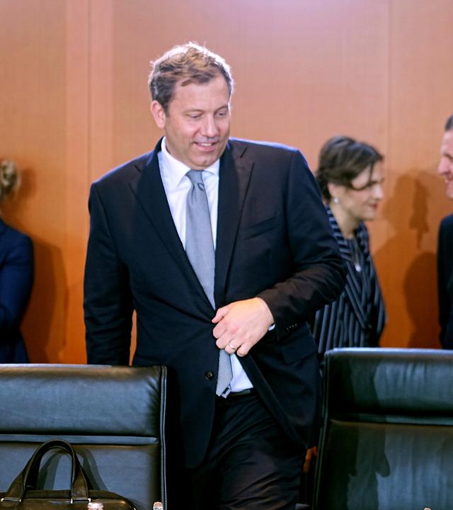 Bundeskanzler Friedrich Merz nimmt neben Finanzminister Lars Klingbeil an der Sitzung des Bundeskabinetts teil.