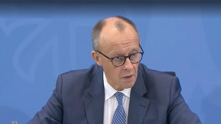 Bundeskanzler Merz während der Pressekonferenz