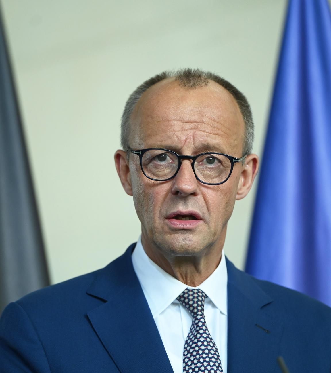  Bundeskanzler Friedrich Merz (CDU) spricht während einer Pressekonferenz mit dem rumänischen Präsidenten Dan. 