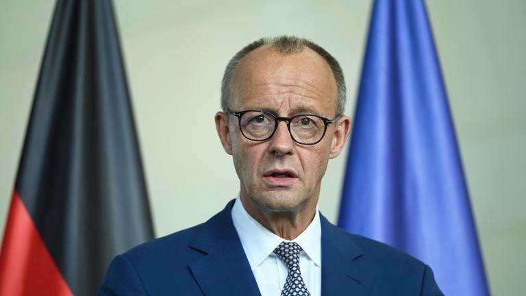  Bundeskanzler Friedrich Merz (CDU) spricht während einer Pressekonferenz mit dem rumänischen Präsidenten Dan. 