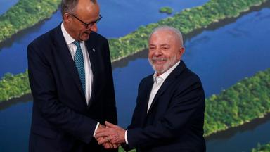 Friedrich Merz und Lula da Silva schütteln sich die Hand bei der Weltklimakonferenz COP30.