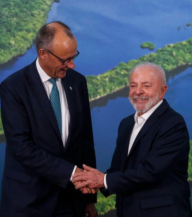 Friedrich Merz und Lula da Silva schütteln sich die Hand bei der Weltklimakonferenz COP30.