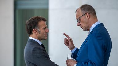Bundeskanzler Friedrich Merz begrüßt Frankreichs Präsident Emmanuel Macron.