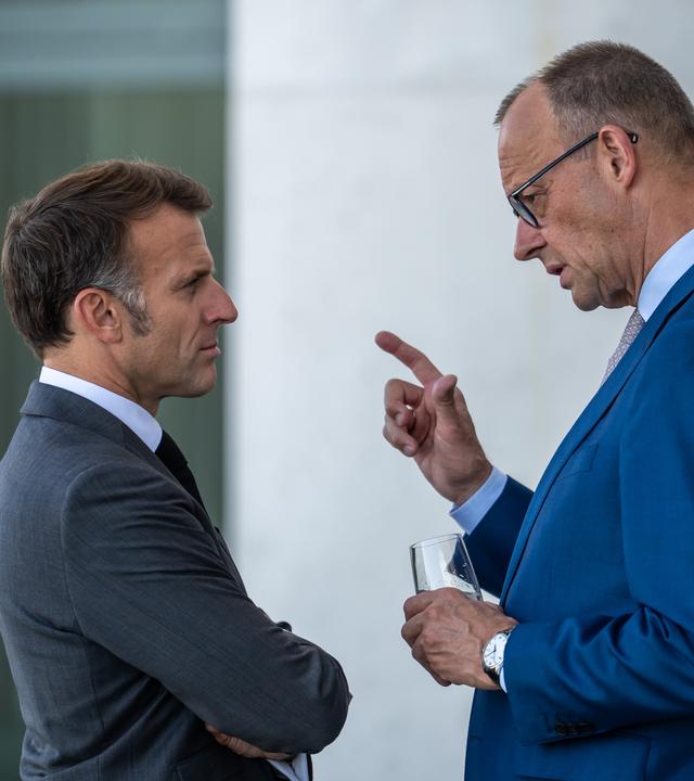 Bundeskanzler Friedrich Merz begrüßt Frankreichs Präsident Emmanuel Macron.