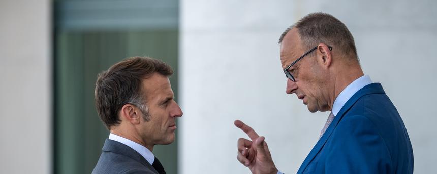 Bundeskanzler Friedrich Merz begrüßt Frankreichs Präsident Emmanuel Macron.