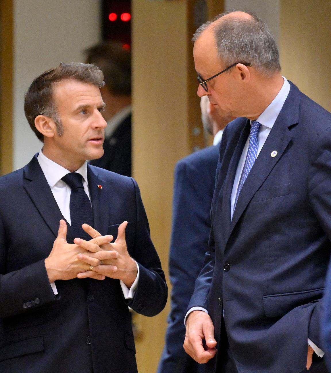 Merz und Macron unterhalten sich auf dem EU-Gipfel in Brüssel