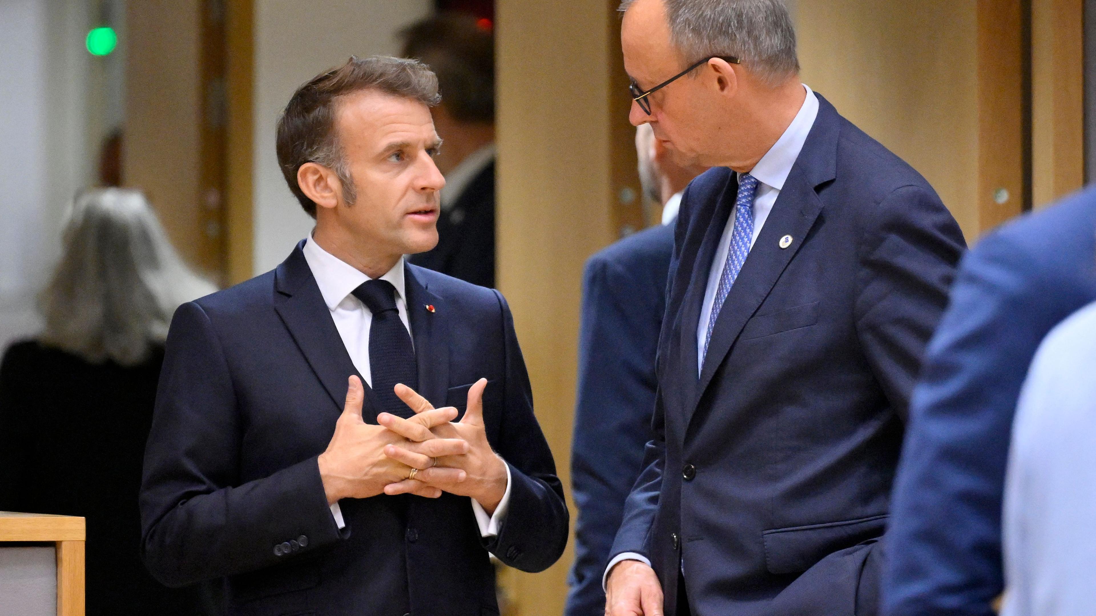 Merz und Macron unterhalten sich auf dem EU-Gipfel in Brüssel