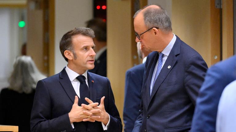 Merz und Macron unterhalten sich auf dem EU-Gipfel in Brüssel