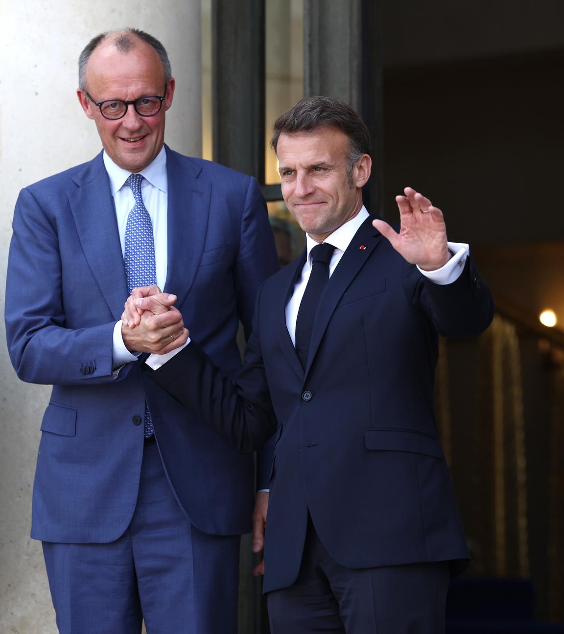 Paris: Frankreichs Präsident Macron begrüßt Bundeskanzler Friedrich Merz.