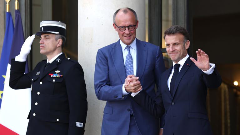 Paris: Frankreichs Präsident Macron begrüßt Bundeskanzler Friedrich Merz.