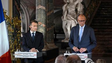 Frankreichs Präsident Emmanuel Macron und Bundeskanzler Friedrich Merz geben eine Pressekonferenz
