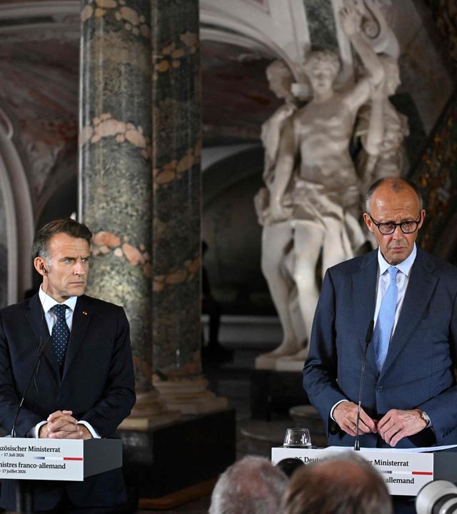 Frankreichs Präsident Emmanuel Macron und Bundeskanzler Friedrich Merz geben eine Pressekonferenz