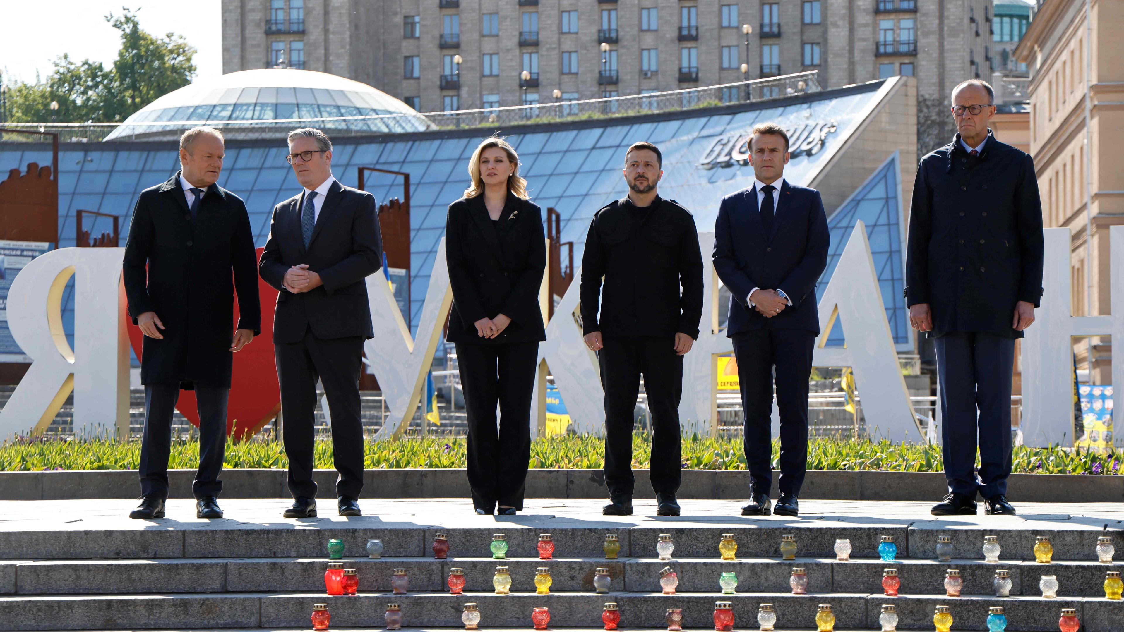 Polens Premierminister Donald Tusk, Großbritanniens Premierminister Keir Starmer, Olena Zelenska, der ukrainische Präsident Volodymyr Zelensky, Frankreichs Präsident Emmanuel Macron und Deutschlands Bundeskanzler Friedrich Merz posieren für ein Foto auf dem Unabhängigkeitsplatz (Maidan) in Kiew am 10. Mai 2025 im Vorfeld eines Treffens europäischer Staats- und Regierungschefs in der ukrainischen Hauptstadt. 