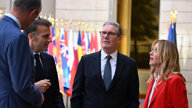 Der französische Präsident Emmanuel Macron, begleitet von der italienischen Ministerpräsidentin Giorgia Meloni, dem britischen Premierminister Keir Starmer und dem deutschen Bundeskanzler Friedrich Merz, am 17.04,2026 in Paris, Frankreich, im Élysée-Palast. 