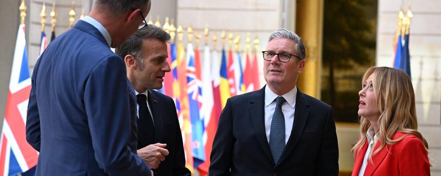 Der französische Präsident Emmanuel Macron, begleitet von der italienischen Ministerpräsidentin Giorgia Meloni, dem britischen Premierminister Keir Starmer und dem deutschen Bundeskanzler Friedrich Merz, am 17.04,2026 in Paris, Frankreich, im Élysée-Palast. 