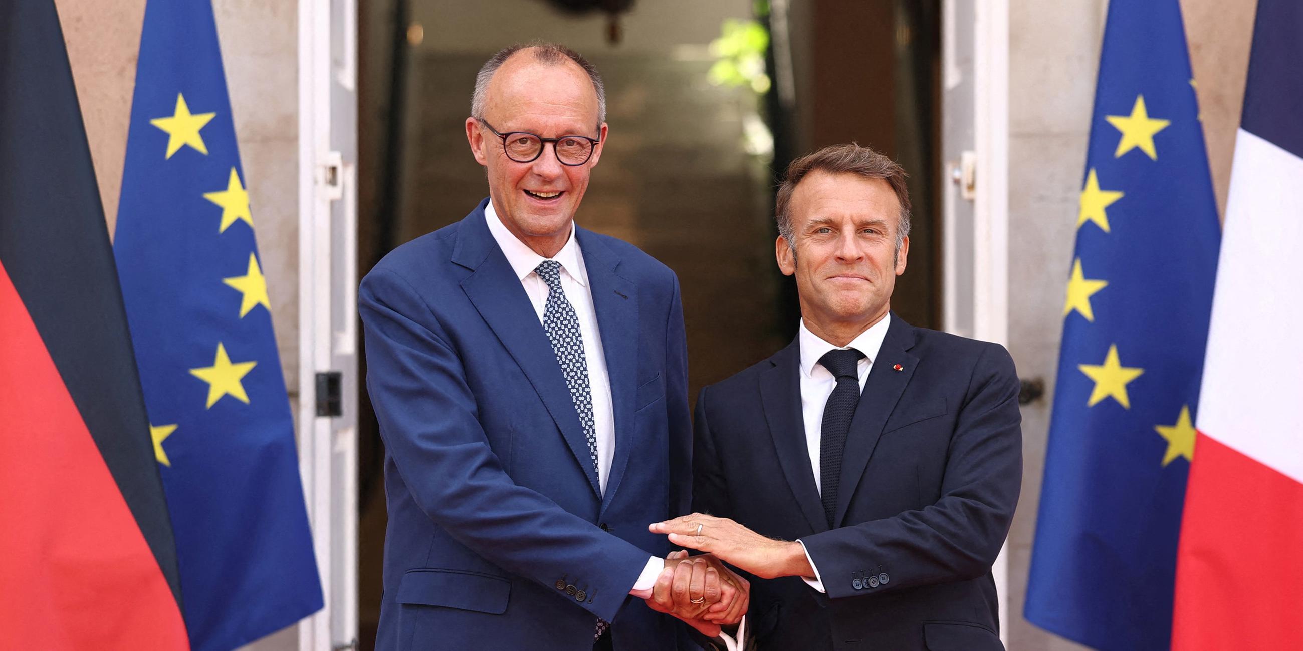 Bundeskanzler Friedrich Merz und Präsident Emmanuel Macron schütteln sich in Toulon beim Deutsch-Französischen Regierungstreffen die Hände. Aufgenommen in Frankreich am 29.08.2025