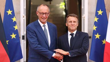 Bundeskanzler Friedrich Merz und Präsident Emmanuel Macron schütteln sich in Toulon beim Deutsch-Französischen Regierungstreffen die Hände. Aufgenommen in Frankreich am 29.08.2025
