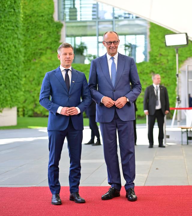  Peter Magyar, Ungarns Ministerpräsident, wird von Bundeskanzler Friedrich Merz (CDU) mit militärischen Ehren vor dem Bundeskanzleramt empfangen.