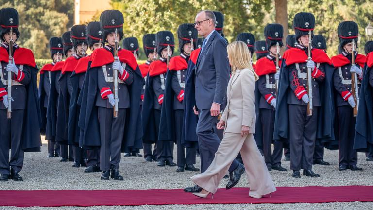 Bundeskanzler Friedrich Merz (CDU) wird von Giorgia Meloni, Ministerpräsidentin von Italien, zu den Deutsch-italienische Regierungskonsultationen in Rom begrüsst.