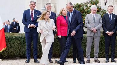 Premierministerin Giorgia Meloni und Bundeskanzler Friedrich Merz während des Regierungsgipfels in der Villa Doria Pamphilj in Rom.