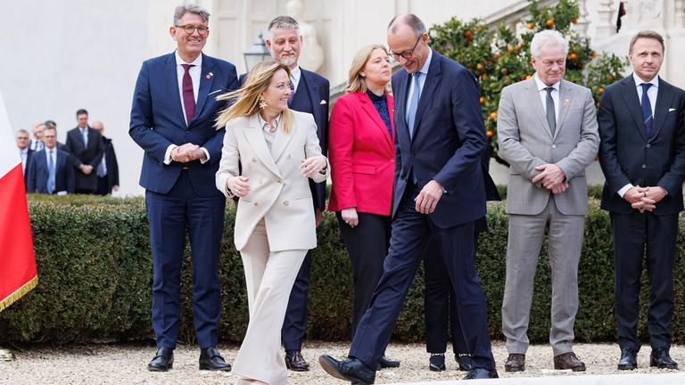 Premierministerin Giorgia Meloni und Bundeskanzler Friedrich Merz während des Regierungsgipfels in der Villa Doria Pamphilj in Rom.