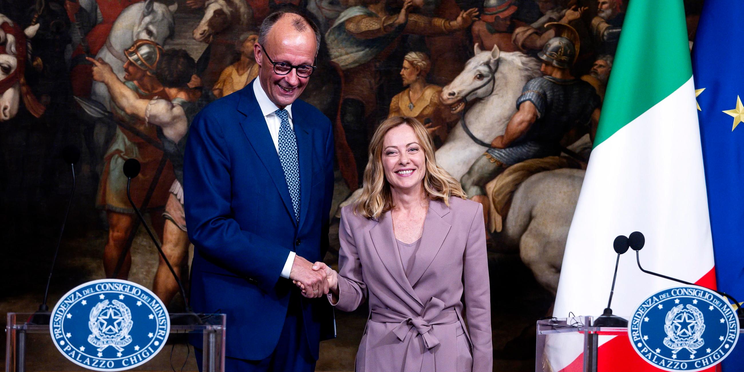 Friedrich Merz schüttelt Giorgia Melonis Hand