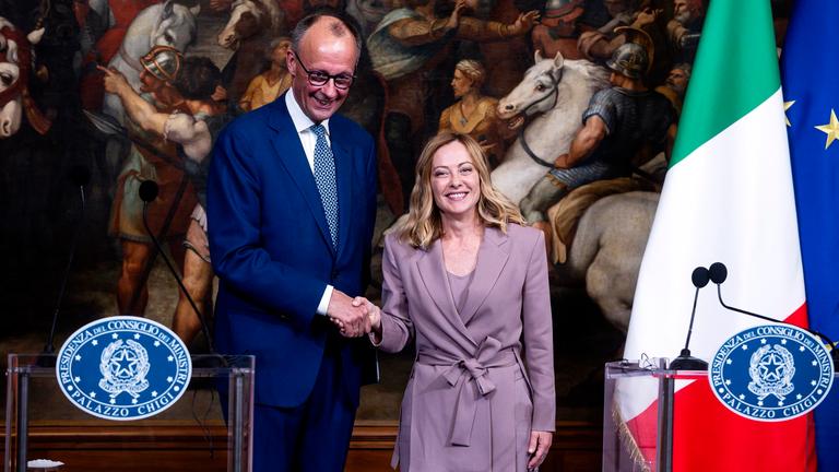 Friedrich Merz schüttelt Giorgia Melonis Hand
