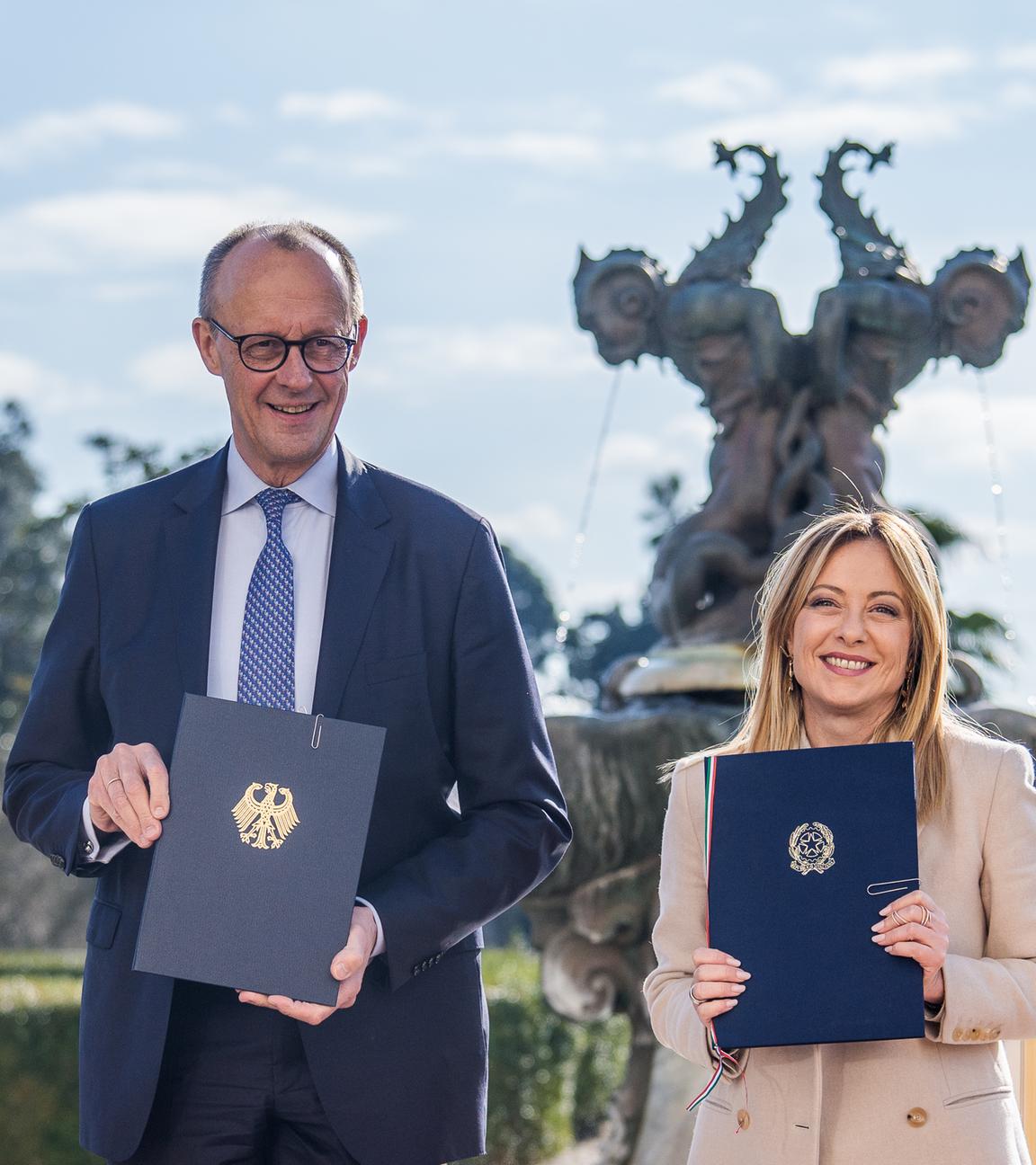23.01.2026, Italien, Rom: Bundeskanzler Friedrich Merz (CDU) nimmt neben Giorgia Meloni, Ministerpräsidentin von Italien, an der Unterzeichnungszeremonie eines Kooperationsabkommens bei den deutsch-italienischen Regierungskonsultationen in Rom teil.