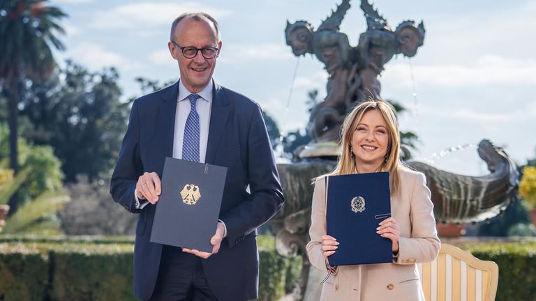 23.01.2026, Italien, Rom: Bundeskanzler Friedrich Merz (CDU) nimmt neben Giorgia Meloni, Ministerpräsidentin von Italien, an der Unterzeichnungszeremonie eines Kooperationsabkommens bei den deutsch-italienischen Regierungskonsultationen in Rom teil.